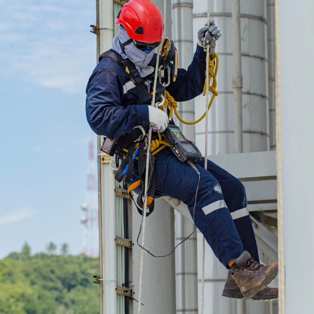 NR-35 CURITIBA, NORMA REGULAMENTADORA 35, TRABALHO EM ALTURA, SEGURANÇA EM TRABALHO EM ALTURA, TREINAMENTO NR-35, CURSO NR-35, RECICLAGEM NR-35, CERTIFICADO NR-35, ANÁLISE DE RISCO NR-35, PLANO DE TRABALHO EM ALTURA, PERMISSÃO DE TRABALHO EM ALTURA, PREVENÇÃO DE QUEDAS, SISTEMAS DE ANCORAGEM, LINHA DE VIDA, PONTO DE ANCORAGEM, CINTURÃO DE SEGURANÇA, TALABARTE, TRAVA-QUEDA, EPI PARA TRABALHO EM ALTURA.